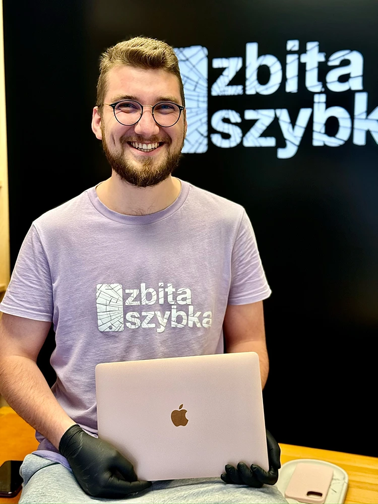 Serwisant ZbitaSzybka w Szczecinie z komputerem Apple przyjętym do naprawy