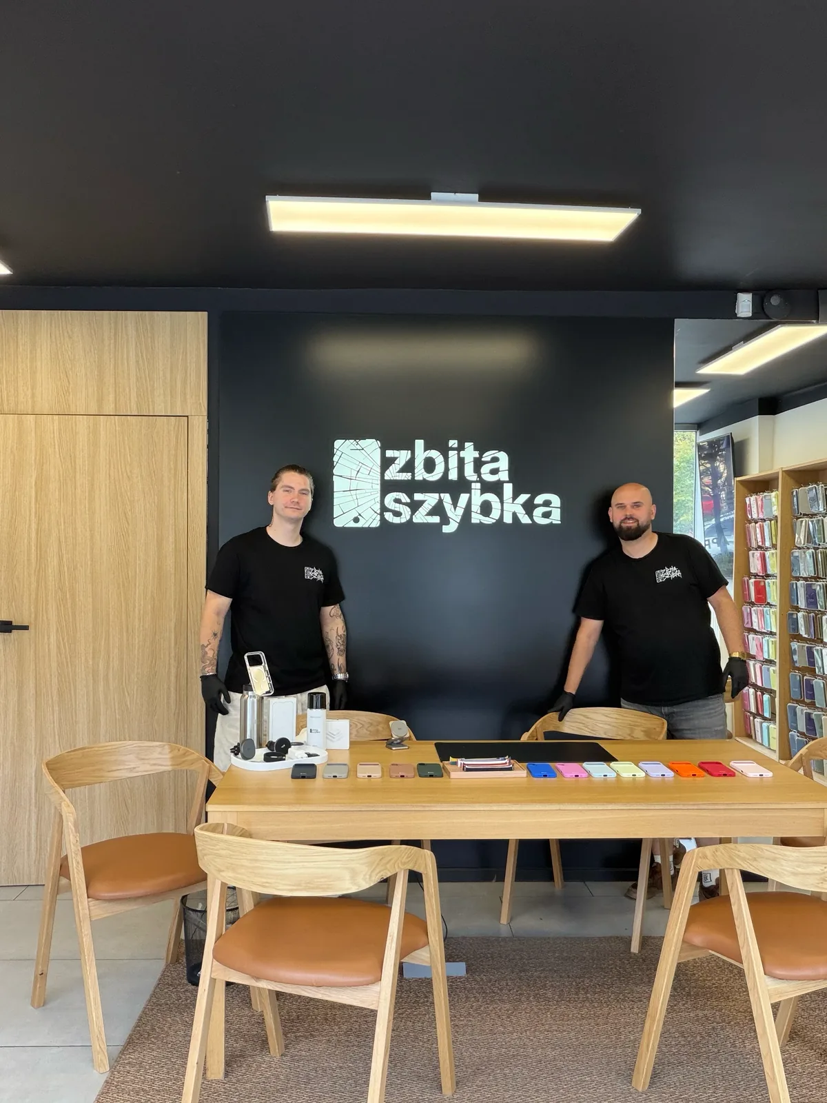 Dwóch pracowników ZbitaSzybka przy stanowisku obsługi w Szczecinie