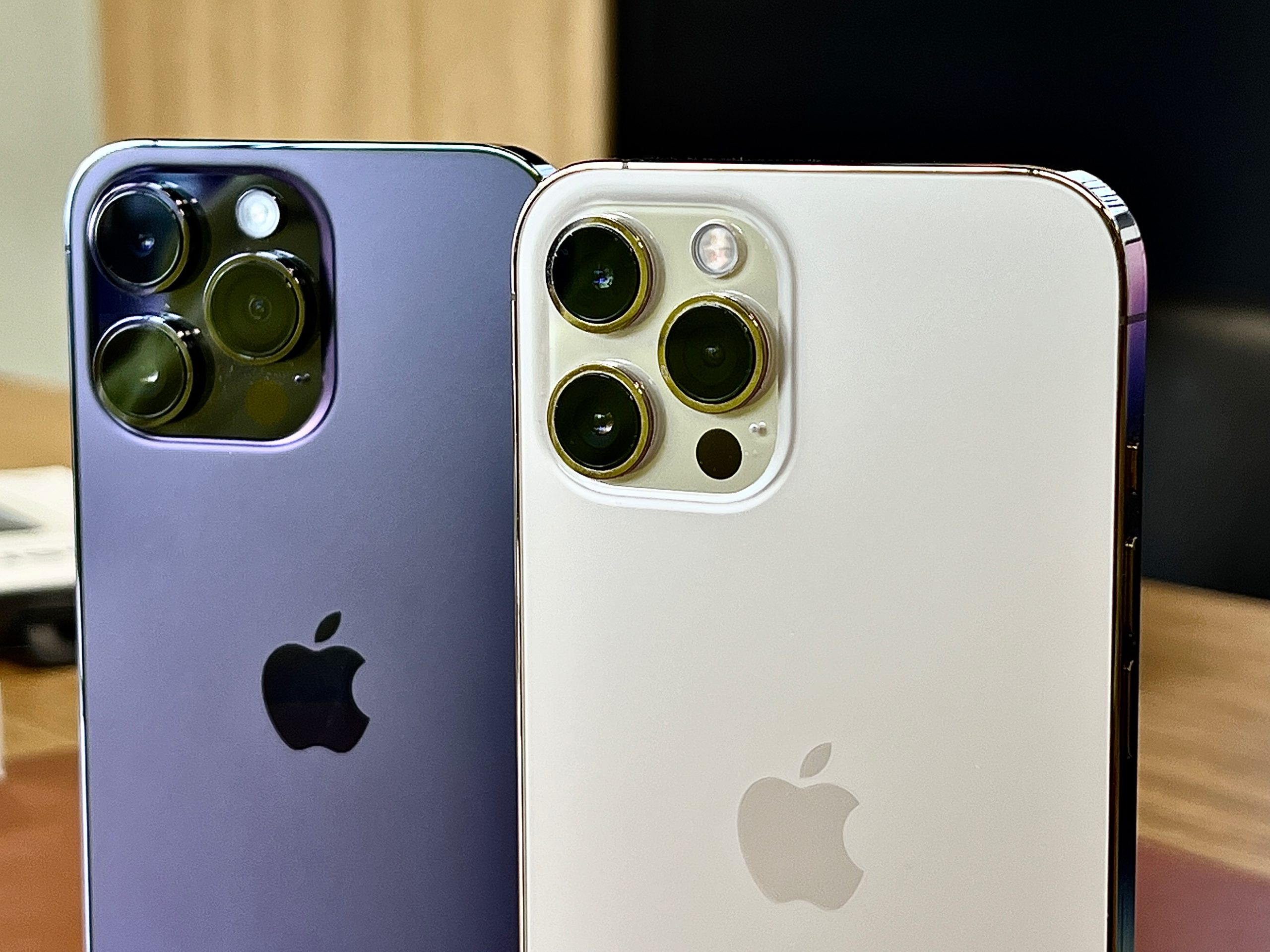 Porównanie iPhone 14 Pro Max G z iPhone Głęboka Purpura z 12 Pro Max w kolorze złotym