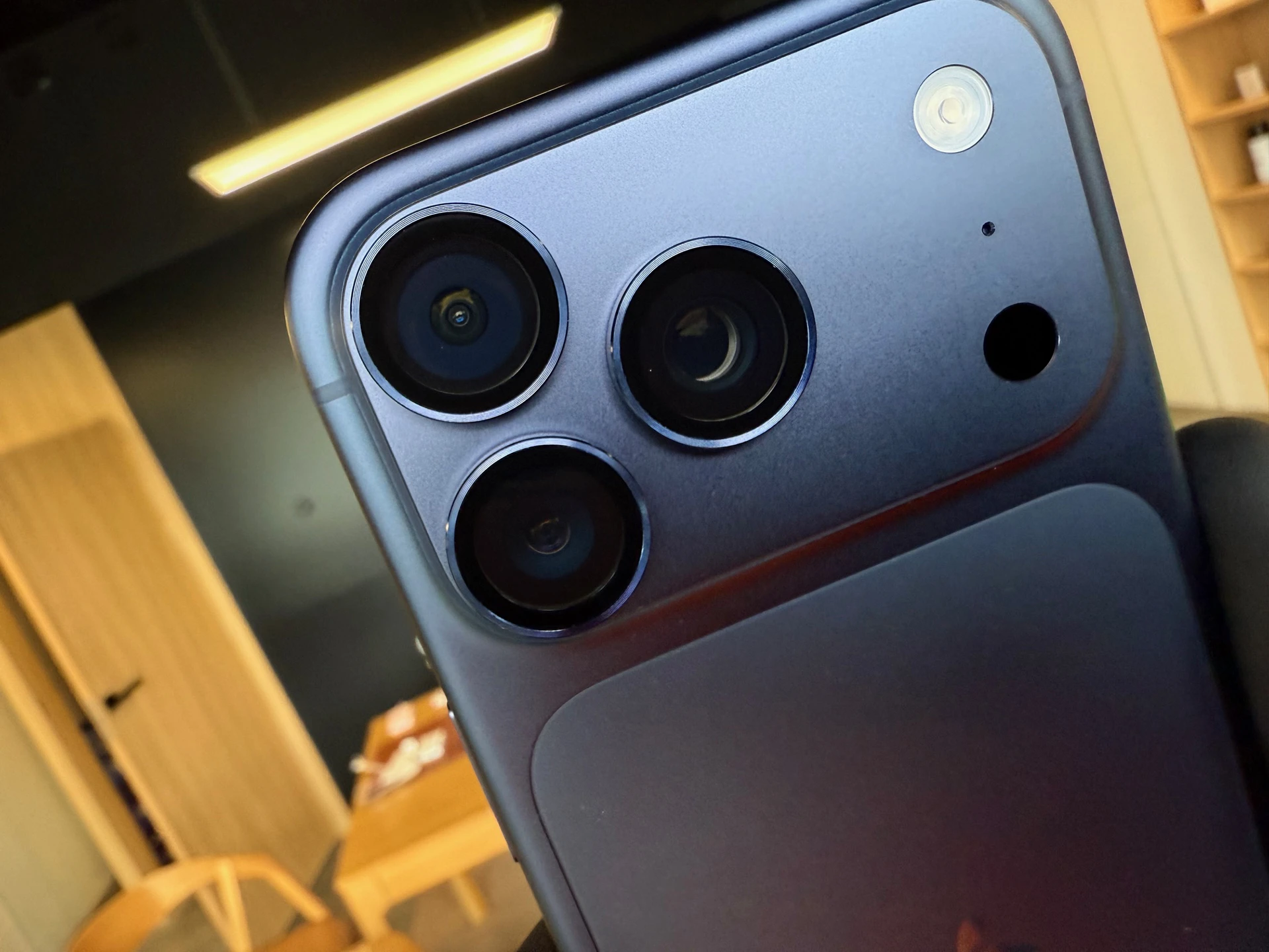 Założone Antypapilarne szkła na aparat iPhone 17 pro