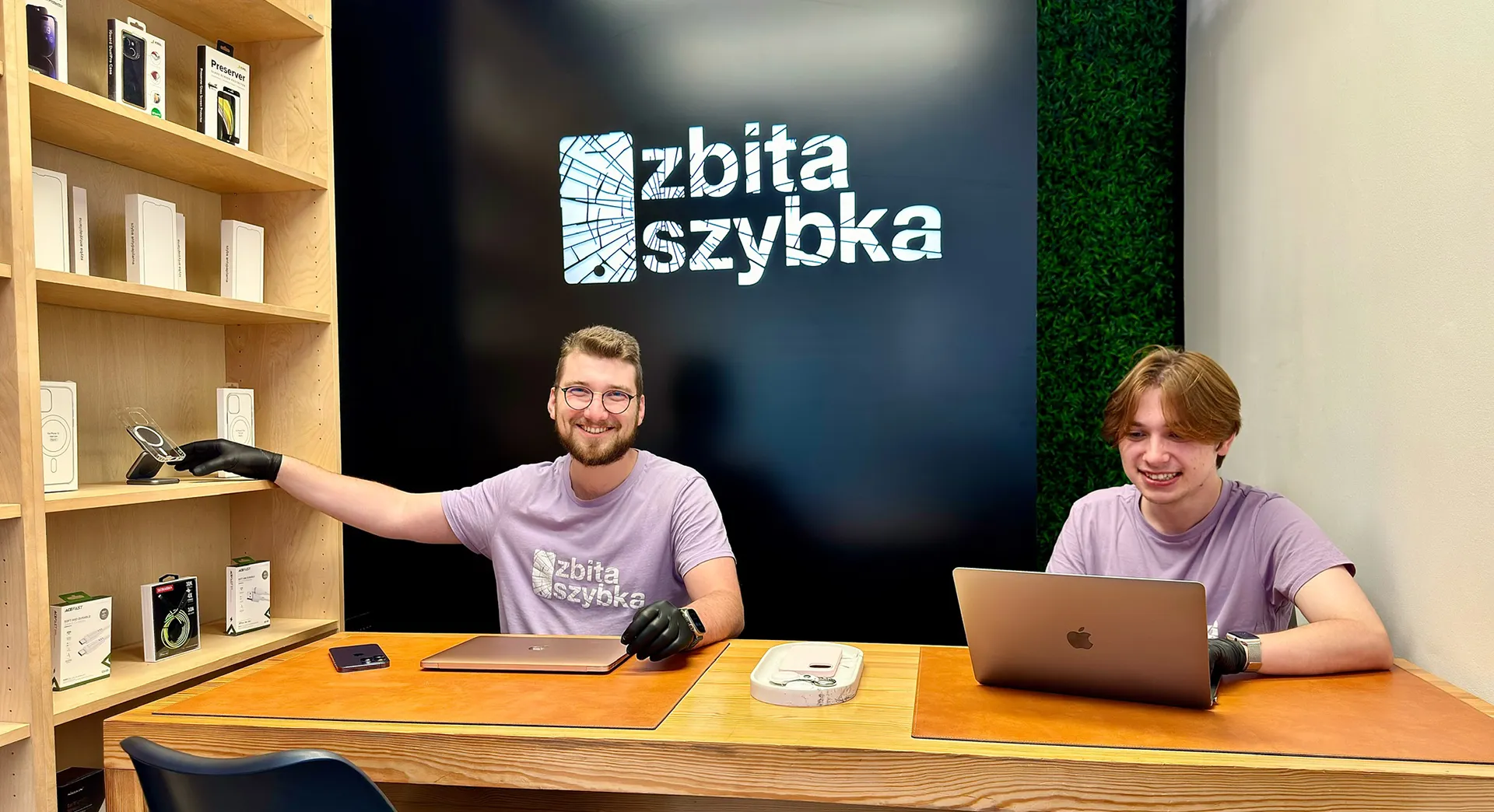 Serwisanci ZbitaSzybka w Szczecinie przy komputerach Apple na ladzie serwisowej