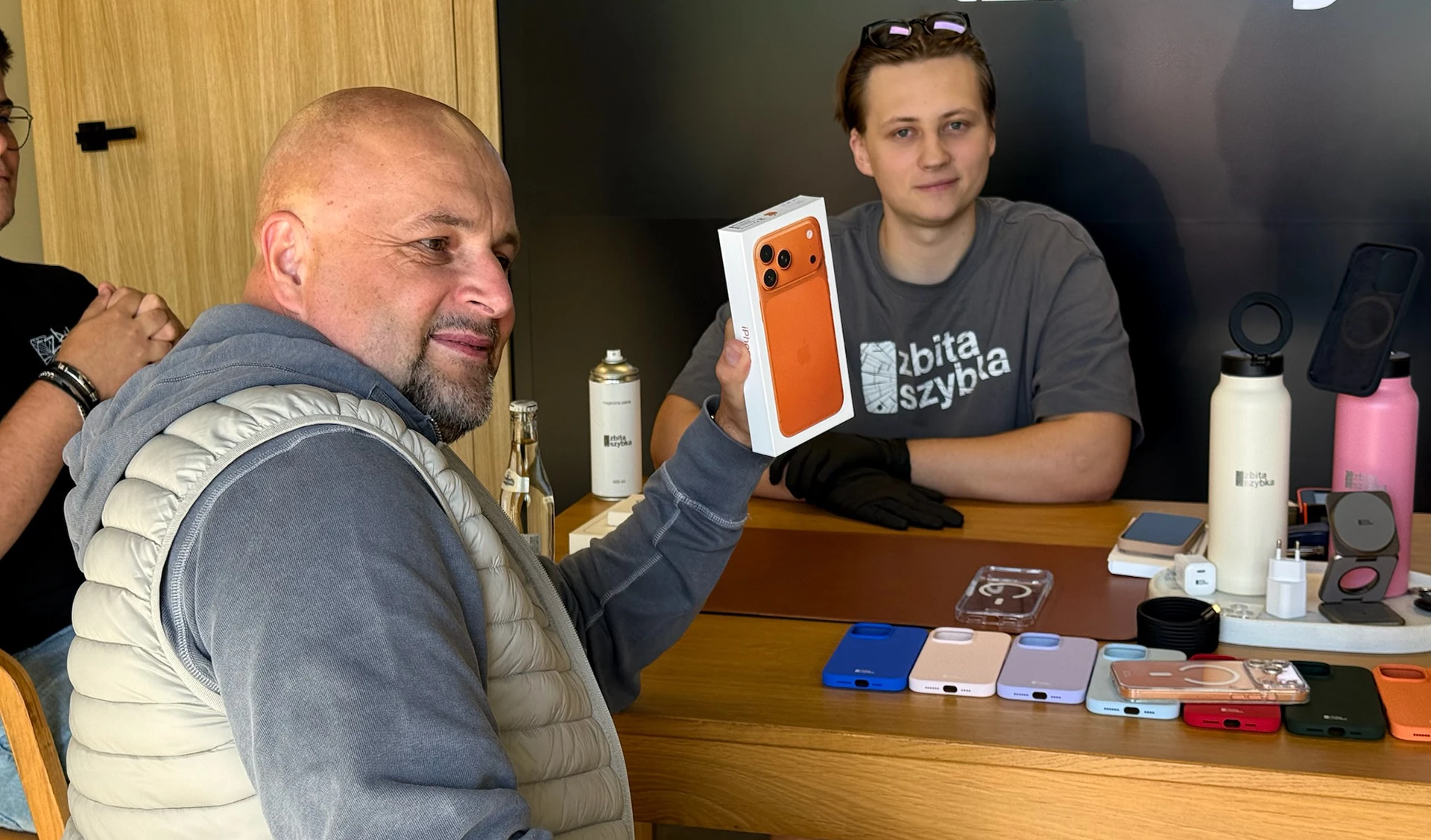 Klient odbiera urządzenie w serwisie ZbitaSzybka w Szczecinie